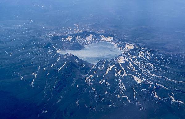 중국 연길공항에서 인천으로 가는 비행기 창가에서 바라본 백두산 모습.
