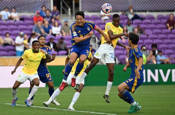 18일(한국시간) 미국 플로리다주 올랜도의 인터앤코 스타디움에서 열린 2025 FIFA 클럽 월드컵 조별 리그 F조 경기에서 울산 현대 김영권과 마멜로디 선다운스(남아공)의 디바인 룽가가 공중 볼을 다투고 있다. AFP연합뉴스