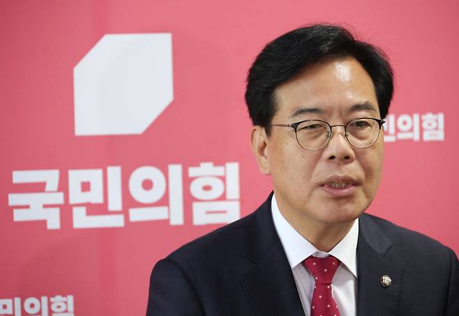 송언석 국민의힘 원내대표가 18일 국회 원내대표실에서 당 3선, 4선 의원들과 간담회를 마친 뒤 발언하고 있다. 연합뉴스