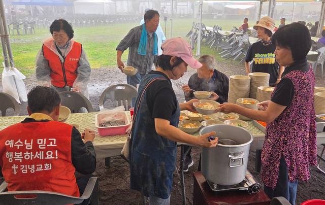 먹거리 부스에서 국수를 먹으며 식사 교제를 나누는 모습. 꿈씨페스티벌 제공