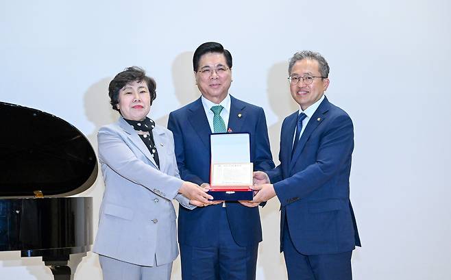 조배숙(왼쪽) 송기헌(오른쪽) 의원이 18일 '나라와 국민대통합을 위한 국회조찬기도회'에서 이영훈 목사에게 제헌국회기도문패를 전달하고 있다. 신석현 포토그래퍼