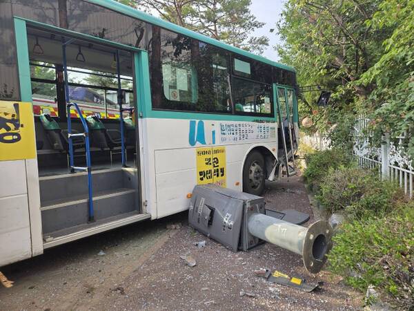 부천시 원미구 도로를 달리던 시내버스가 인도로 돌진해 탑승객 1명이 다쳤다. 경기도소방재난본부 제공