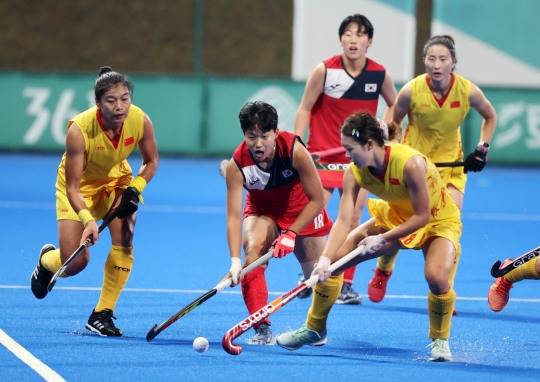 국제대회에서 한국 여자 하키 선수들이 볼을 경쟁하는 모습.