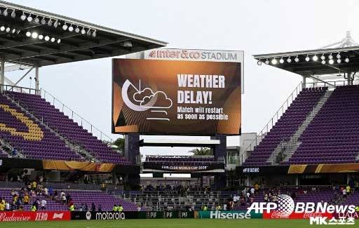 이날 경기는 킥오프를 앞두고 기상 문제로 65분간 지연됐다. 사진(美 올랜도)=ⓒAFPBBNews = News1