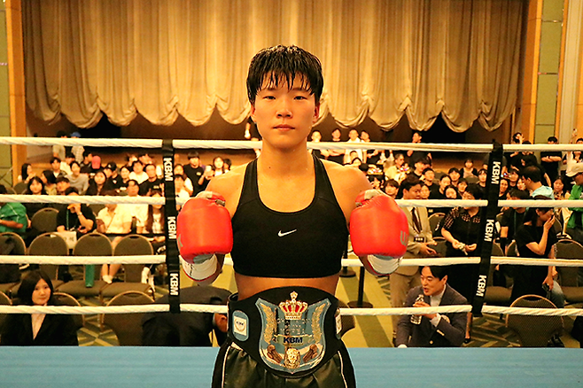 장혜수가 2025년 6월 서울특별시 스위스그랜드호텔 컨벤션홀 한국복싱커미션 여자 라이트플라이급 챔피언 등극 기념 촬영을 하고 있다. 사진=KBM