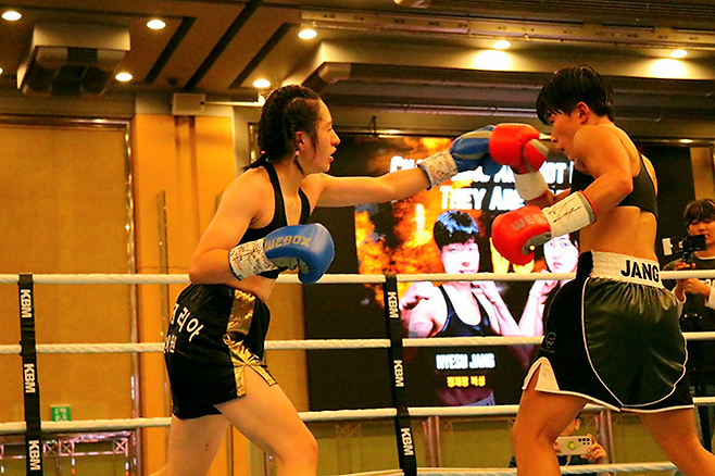 장혜수가 2025년 6월 서울특별시 스위스그랜드호텔 컨벤션홀 한국복싱커미션 여자 라이트플라이급 챔피언결정전에서 류시연 공격을 피하고 있다. 사진=KBM