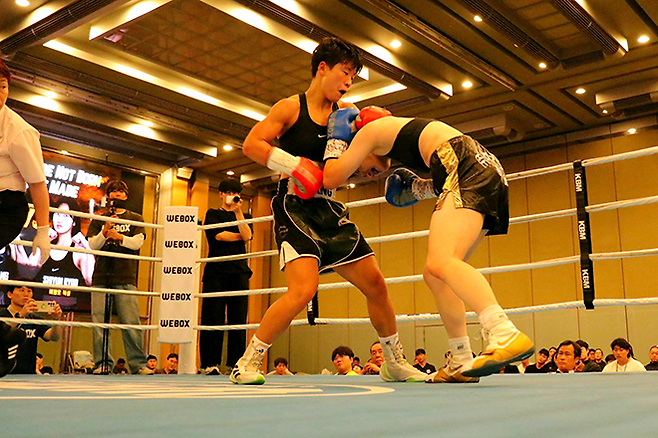 장혜수가 2025년 6월 서울특별시 스위스그랜드호텔 컨벤션홀 한국복싱커미션 여자 라이트플라이급 챔피언결정전에서 류시연을 상대하고 있다. 사진=KBM