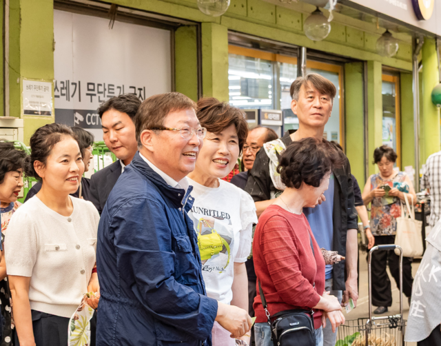김경호(왼쪽 두 번쨰) 서울 광진구청장이 중곡제일시장을 둘러보고 있다. 광진구청 제공