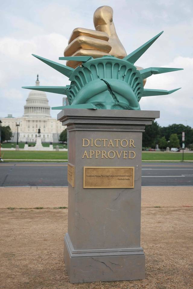 반트럼프 동상까지 : 17일 미국 워싱턴 국회의사당 앞에 깨진 자유의 여신상 위에 엄지손가락을 붙인 도널드 트럼프 대통령 비판 동상이 세워져 있다. 동상에 ‘인정받은 독재자’라는 문구가 적혀 있다. AFP 연합뉴스
