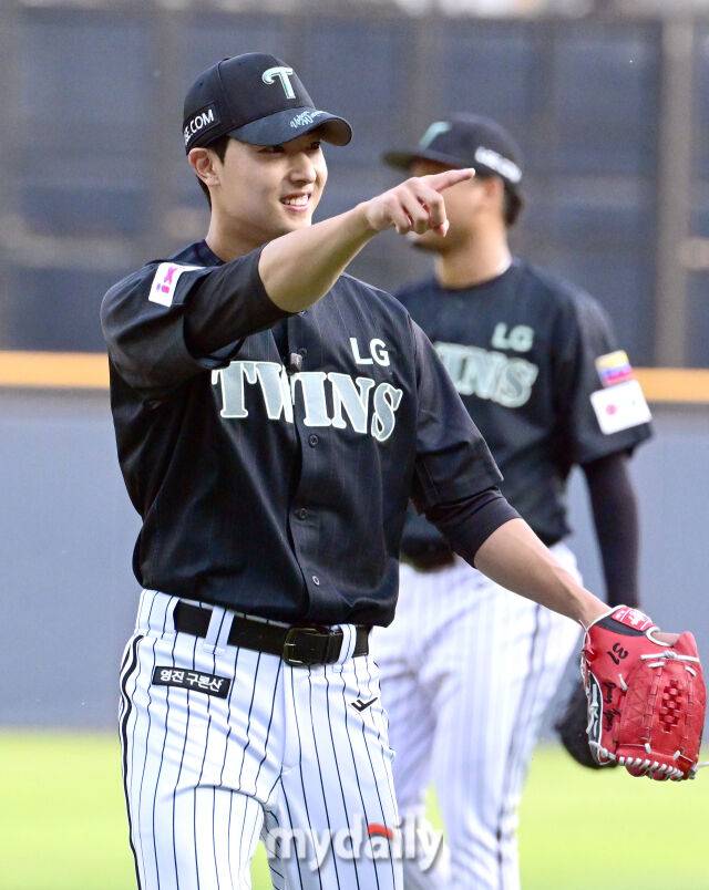 2025년 6월 17일 오후 서울 잠실구장에서 진행된 '2025 신한 SOL뱅크 KBO 리그' NC 다이노스와 LG 트윈스의 경기. LG 이정용이 시구를 마친 뒤 더그아웃 동료들에게 세리머니를 하고 있다./유진형 기자