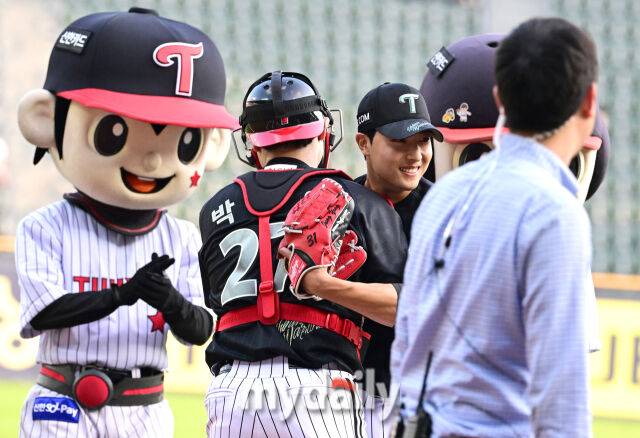 2025년 6월 17일 오후 서울 잠실구장에서 진행된 '2025 신한 SOL뱅크 KBO 리그' NC 다이노스와 LG 트윈스의 경기. LG 이정용이 시구를 마친 뒤 박동원과 포옹하고 있다./유진형 기자