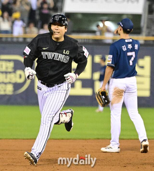 2025년 6월 17일 오후 서울 잠실구장에서 진행된 '2025 신한 SOL뱅크 KBO 리그' NC 다이노스와 LG 트윈스의 경기.LG 김현수가 5회말 1사 1루서 2점 홈런을 친 뒤 그라운드를 돌고 있다./마이데일리