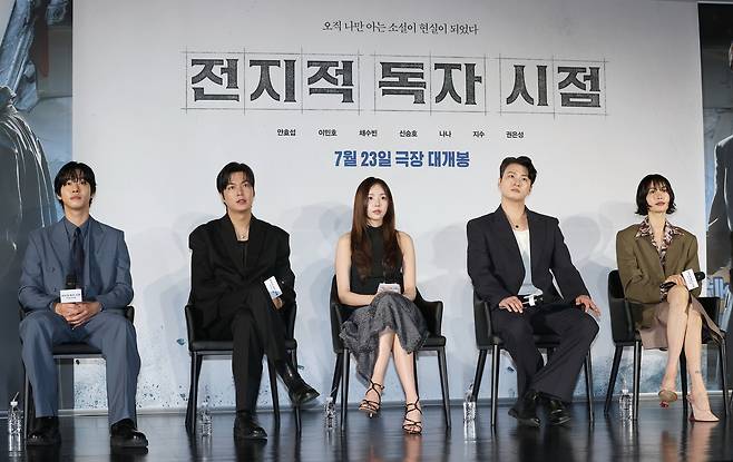 배우 안효섭(왼쪽부터), 이민호, 채수빈, 신승호, 나나가 17일 서울 광진구 롯데시네마 건대입구점에서 열린 영화 ‘전지적 독자 시점’ 제작보고회에서 취재진의 질문을 듣고 있다. <연합뉴스>