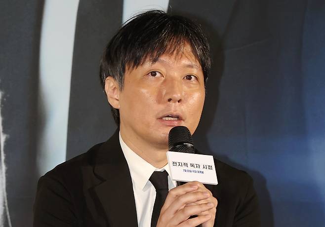 김병우 감독이 17일 서울 광진구 롯데시네마 건대입구점에서 열린 영화 ‘전지적 독자 시점’ 제작보고회에서 인사말을 하고 있다. <연합뉴스>