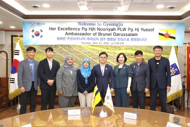 펭에란 하자 누리야 유소프 주한 브루나이대사 일행과 송호준 경주부시장을 비롯한 경주시 관계자들이 기념사진을 촬영하고 있다. 경주시 제공