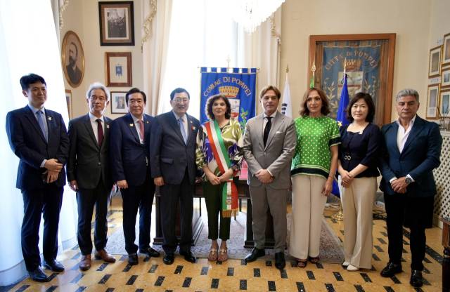 ▲안드레이아 에스포지토 폼페이시 시장대행(가운데)과 주낙영 경주시장(왼쪽 네 번째)이 13일(현지 시각) 이탈리아 폼페이 시청에서 자매결연 40주년 기념 교류협정 체결 후 양측 관계자들과 기념촬영을 하고 있다.ⓒ경주시청 제공