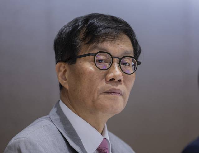 ▲이창용 한국은행 총재가 18일 서울 중구 한국은행 별관에서 '가공식품, 주거비 등 생활물가 평가와 향후 주요물가 동인 점검'을 주제로 열린 2025 상반기 물가 설명회에 참석해 취재진 질문을 듣고 있다. ⓒ연합뉴스