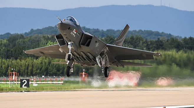 미티어 공대공 미사일을 장착하고 이륙하는 KF-21