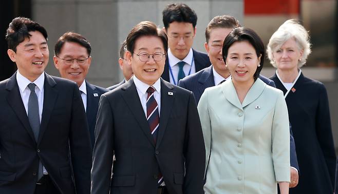 이재명 대통령과 김혜경 여사가 캐나다에서 열리는 주요 7개국(G7) 정상회의에 참석하기 위해 16일 경기 성남 서울공항에서 공군 1호기에 탑승하기 위해 이동하고 있다. 왼쪽부터 강훈식 비서실장, 황인권 경호처장, 이 대통령, 김혜경 여사, 타마라 모휘니 주한 캐나다 대사. 뉴시스