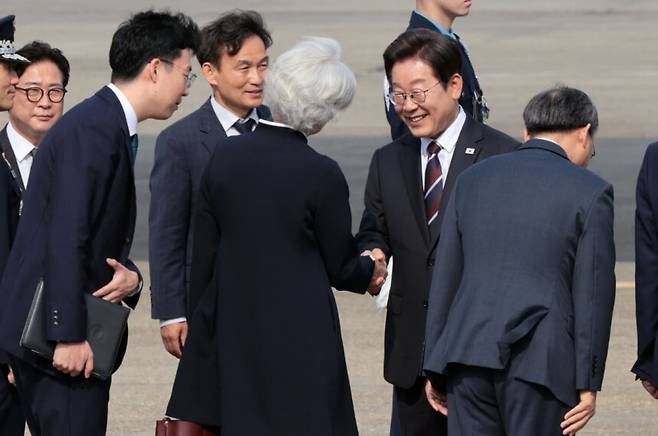 주요 7개국(G7) 정상회의에 참석하는 이재명 대통령이 지난 16일 성남 서울공항에서 환송 나온 타마라 모휘니 주한 캐나다 대사와 인사하고 있는 모습. 연합뉴스