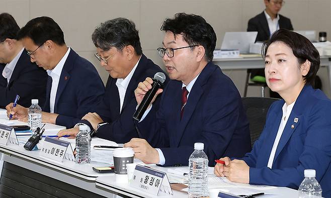 국정기획위원회 이한주 위원장이 18일 정부세종컨벤션센터에서 열린 경제2분과 종소벤처기업부 업무보고에서 인사말을 하고 있다. 연합뉴스