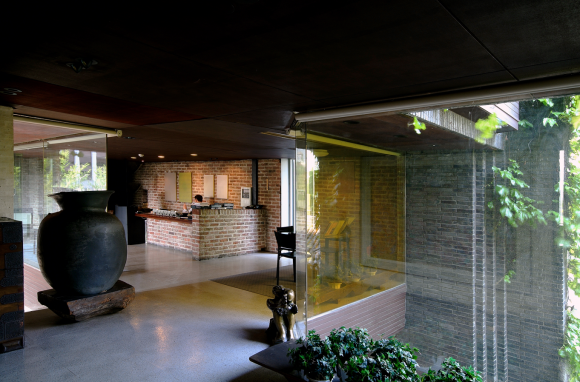 서울 종로구 원서동 ‘공간’ 사옥 내부. 건축가 김수근은 좁은 필지에 여러 공간을 적층하며 건물을 구현했다. 가온건축 제공