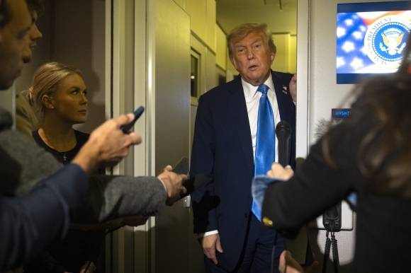 트럼프, 단순한 휴전 아닌 이란의 완전한 핵 포기 원해 - 도널드 트럼프 미 대통령이 16일 캐나다 캘거리에서 열린 주요 7개국(G7) 정상회담 일정을 단축, 워싱턴으로 조기 귀국하는 미 대통령 전용기 에어포스원에서 기자들과 이야기를 나누고 있다. 그는 이란 핵문제의 진정한 종식을 원하며, 이는 단지 이란과 이스라엘 간 휴전만이 아니라 이란이 핵을 ‘완전히’ 포기하는 것을 의미한다고 말했다고 미 CBS 방송이 17일 보도했다. 2025.06.17. AP 뉴시스