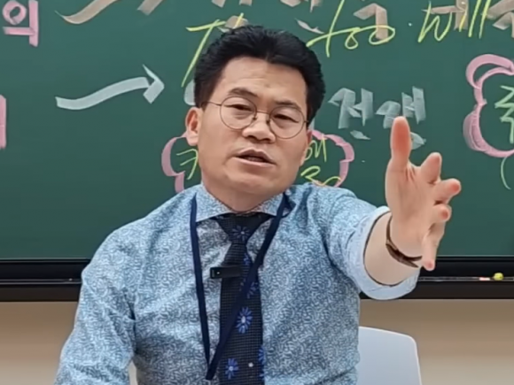 한국사 스타강사 출신 전한길씨가 지난 16일 올린 영상에서 “부정선거에 대해서 법적으로 확실한 결정적인 증거를 가져오면 10억원을 걸겠다”고 말하고 있다. 유튜브 채널 ‘전한길뉴스’ 캡처