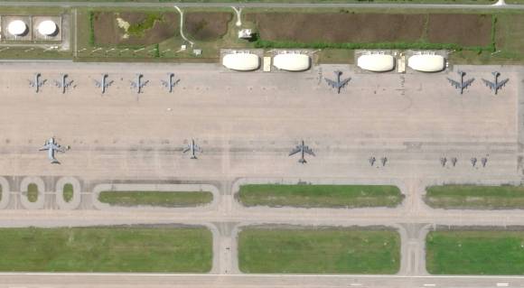 지난 16일 위성이 촬영한 디에고 가르시아 섬 군사기지 모습으로 전략폭격기를 포함 10여 대의 항공기가 배치된 것이 확인된다. AFP 연합뉴스