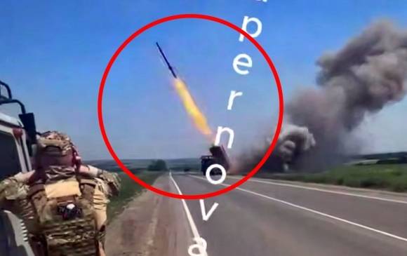 17일(현지시간) 친우크라이나 성향 텔레그램 채널 ‘슈퍼노바 플러스’(Supernova+)는 러시아군이 운용 중인 북한제 방사포 M1991 실사격 영상을 입수했다고 밝혔다. 우크라이나 자포리자 전선에서 촬영된 것으로 추정되는 영상에는 러시아군이 우크라이나군 진지를 향해 연달아 방사포를 발사하는 모습이 담겨 있었다. 다만 촬영 시점은 특정되지 않았다. 2025.6.17 텔레그램