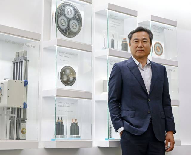 김병옥 LS마린솔루션 대표가 경기도 군포 중앙연구소 제품 전시장에서 해저케이블을 소개하고 있다. 군포=성형주 기자