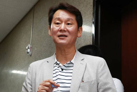 권혁기 더불어민주당 당대표 정무기획실장이 2024년 8월 22일 서울 여의도 국회에서 이재명 대표의 코로나19 확진 관련 브리핑을 하고 있다. 뉴스1