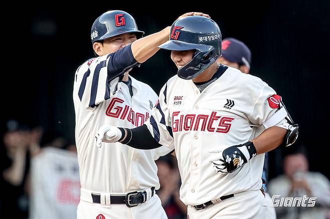 롯데 신인 포수 박재엽(오른쪽)이 18일 사직구장에서 열린 한화와 홈경기 2회말 결승 좌월 3점홈런을 날린 뒤 김민성에게 축하를 받고 있다. 롯데는 박재엽의 활약에 힘입어 한화를 6-3으로 제압하고 3위를 지켰다. 사진제공|롯데 자이언츠