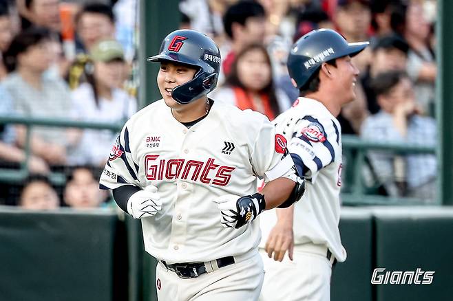 롯데 신인 포수 박재엽(왼쪽)이 18일 사직구장에서 열린 한화와 홈경기 2회말 결승 좌월 3점홈런을 날린 뒤 고영민 작전코치와 손뼉을 마주치고 홈을 향해 달리고 있다. 사진제공|롯데 자이언츠