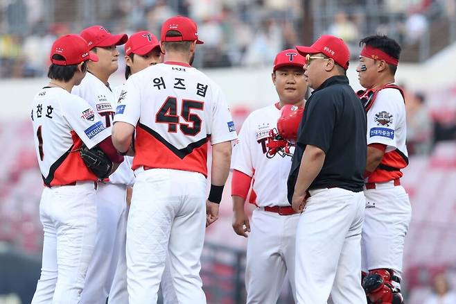 ▲ 올 시즌 김도현의 등판일에 유독 마운드 방문이 잦은 이범호 감독 ⓒKIA타이거즈
