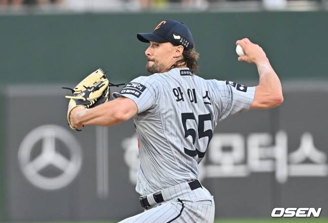 한화 라이언 와이스가 17일 사직 롯데전에서 투구하고 있다.