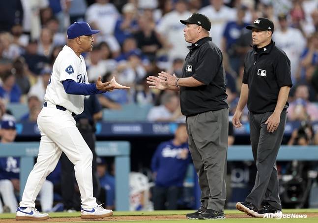 항의하는 로버츠 감독(왼쪽). /AFPBBNews=뉴스1