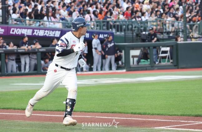 롯데 박재엽이 18일 사직 한화전에서 2회 선제 3점 홈런을 터트리고 그라운드를 돌고 있다. /사진=김진경 대기자