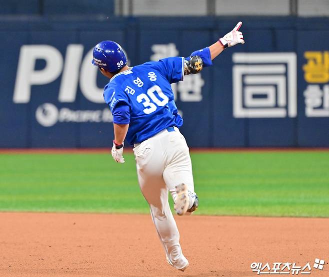 20일 오후 서울 구로구 고척스카이돔에서 열린 '2025 신한 SOL Bank KBO리그' 삼성 라이온즈와 키움 히어로즈의 경기, 9회초 1사 삼성 김영웅이 솔로 홈런을 날리고 있다. 엑스포츠뉴스 DB