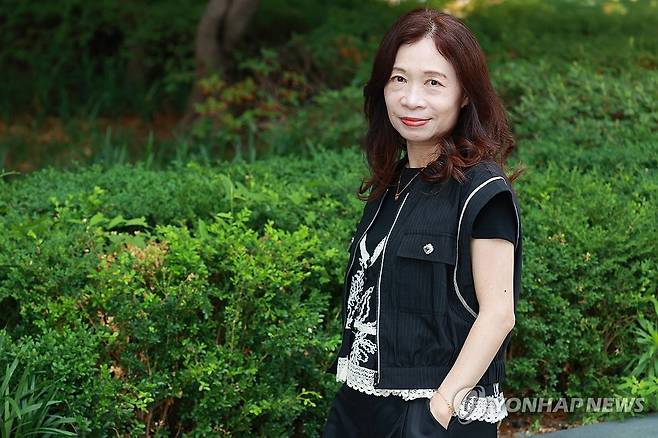 대만 대표 작가 천쉐 내한 (서울=연합뉴스) 진연수 기자 = '악녀서'를 출간한 대만의 대표 작가 천쉐가 18일 오후 서울 강남구 코엑스에서 진행된 연합뉴스와의 인터뷰에 앞서 포즈를 취하고 있다. 2025.6.18 jin90@yna.co.kr