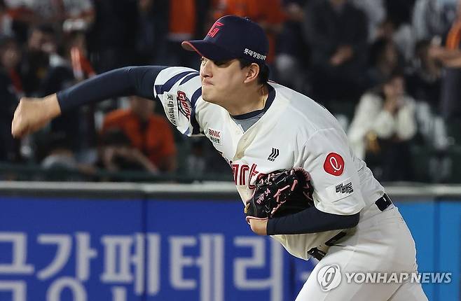 시즌 8세이브 김원중 (부산=연합뉴스) 강선배 기자 = 24일 부산 사직야구장에서 열린 프로야구 2025 신한 SOL 뱅크 KBO리그 한화 이글스와 롯데 자이언츠의 경기. 롯데 마무리 김원중이 시즌 8번째 세이브로 이 부문 단독 1위로 나섰고, 역대 12번째 통산 140세이브 고지도 밟았다. 2025.4.24 sbkang@yna.co.kr