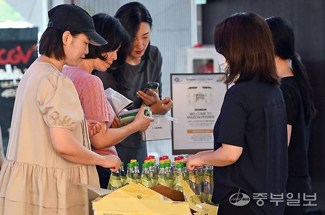 경기도내 복합쇼핑몰들이 다양한 팝업 이벤트를 통해 더위와 장마를 피해 '실내 바캉스'를 오는 소비자들을 공략하고 있는 가운데 19일 오후 수원시 영통구 갤러리아 광교 내 메종 페리에 탄산수 팝업을 방문한 소비자들이 탄산수 매대를 둘러보고 있다. 임채운기자