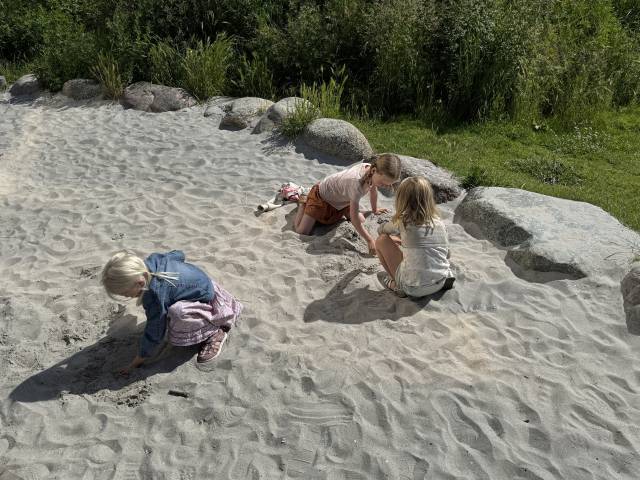 지난 18일(현지시간) 덴마크 코펜하겐의 상징적인 랜드마크인 ‘발비파르켄 자연 놀이터(Valbyparken Natural Playground)’에서 아이들이 마음껏 뛰어놀고 있다./이민영 기자/