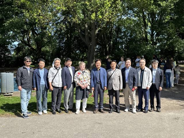 박완수 경남도지사를 비롯한 경남대표단이 지난 18일(현지시각) 덴마크 코펜하겐 ‘발비파르켄 자연 놀이터(Valbyparken Natural Playground)’를 방문해 헬레 네베롱(Helle Nebelong) 수석 디자이너와 면담을 끝내고 기념촬영을 하고 있다./이민영 기자/