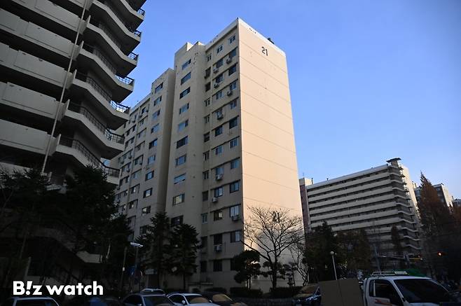 압구정2구역은 압구정 아파트지구 재건축 구역 중 사업 추진 속도가 가장 빠른 만큼 이에 따른 선점 효과가 기대된다. 사진은 압구정 현대1차 아파트 전경/사진=이명근 기자 qwe123@