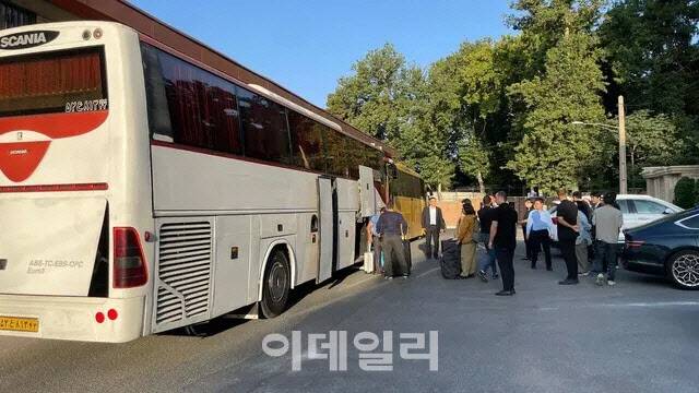 이란에 체류해온 교민과 가족들이 대피를 위해 정부가 지원한 임차버스에 탑승하고 있다. (사진= 외교부 제공)