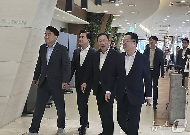 19일 세종시 어진동 한 호텔 조찬장으로 들어서는 충청권 4개 광역단체장. 왼쪽부터 김영환 충북지사, 김태흠 충남지사, 최민호 세종시장. 이장우 대전시장,. /ⓒ 뉴스1 장동열 기자