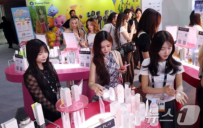 19일 서울 송파구 올림픽공원 핸드볼경기장에서 열린 2025 마이케이 페스타에서 외국인 등이 전시·체험부스를 살펴보고 있다. 22일 까지 열리는 이번 행사는 국내외 한류 팬들을 비롯해 콘텐츠 및 연관 산업 분야 전문가‧관계자들이 한자리에 모인 가운데 공연과 국제 콘퍼런스, 산업 전시, 수출 상담 등 다양한 행사를 진행한다. 2025.6.19/뉴스1 ⓒ News1 김명섭 기자