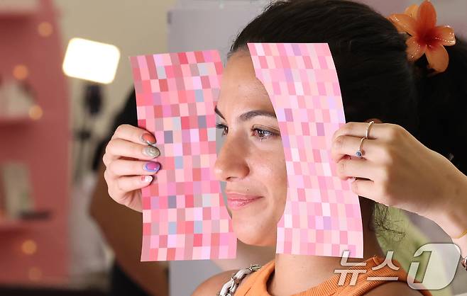 19일 오후 서울 중구 DDP에서 열린 2025 코리아뷰티페스티벌를 찾은 외국인 관광객이 퍼스널컬러 찾기 체험을 하고 있다. 2025.6.19/뉴스1 ⓒ News1 장수영 기자