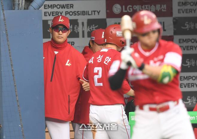 SSG 이숭용 감독이 선수들을 지켜보고 있다. 잠실 | 최승섭기자 thunder@sportsseoul.com
